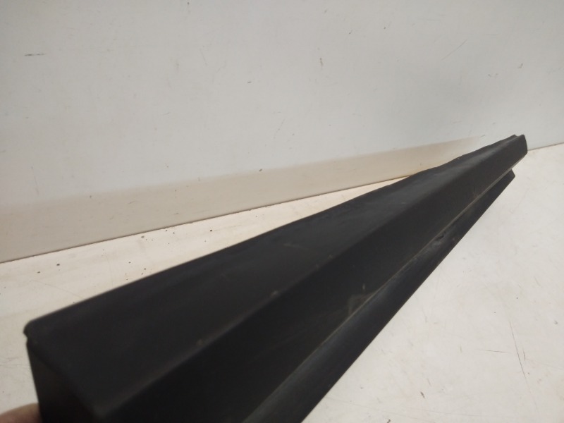 Накладка двери передней правой