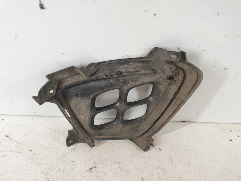 Рамка противотуманной фары правой