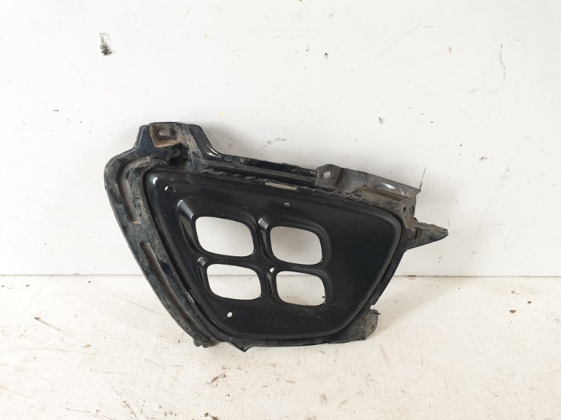 Рамка противотуманной фары правой