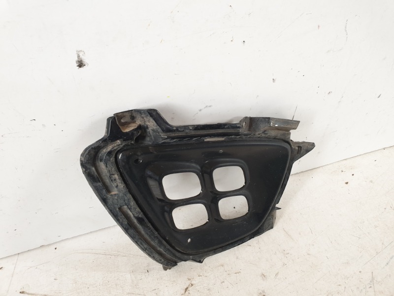 Рамка противотуманной фары правой