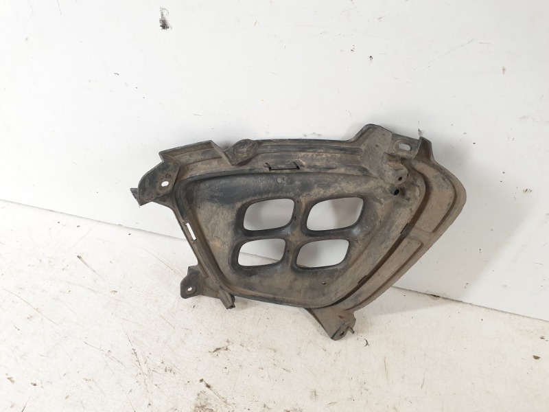 Рамка противотуманной фары правой