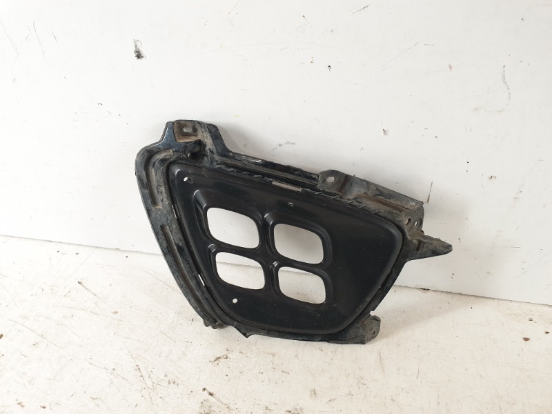 Рамка противотуманной фары правой