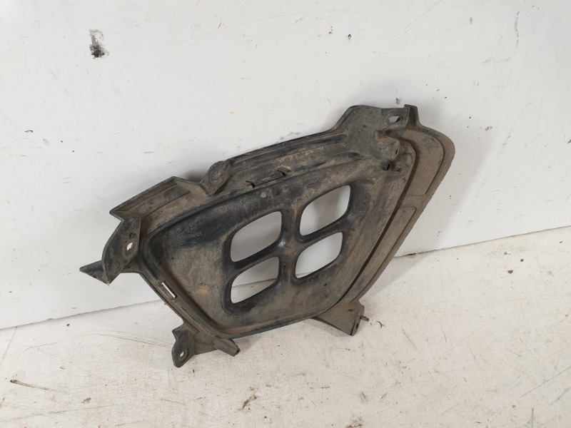 Рамка противотуманной фары правой