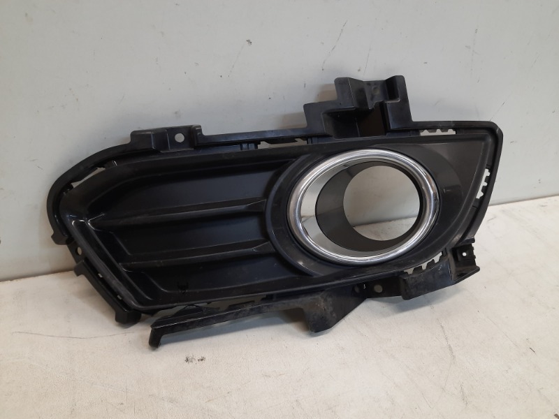 Рамка противотуманной фары правой