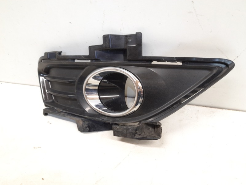 Рамка противотуманной фары правой