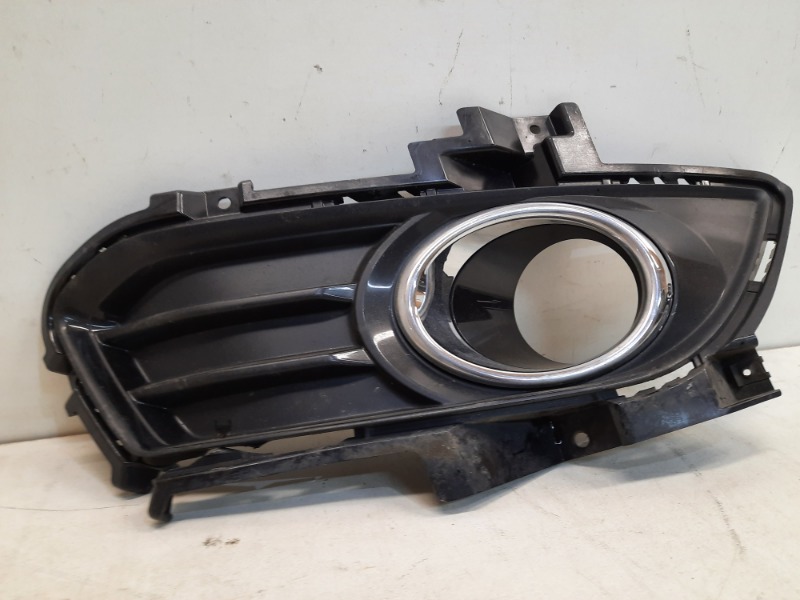 Рамка противотуманной фары правой