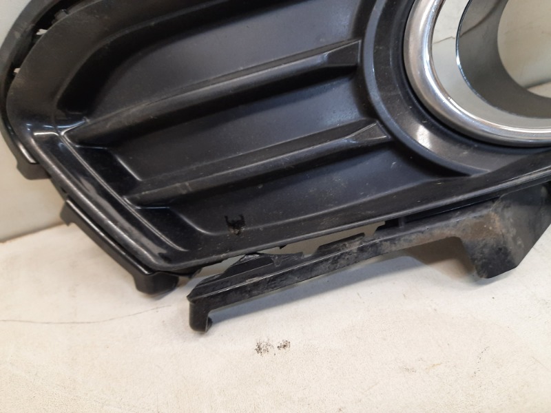 Рамка противотуманной фары правой