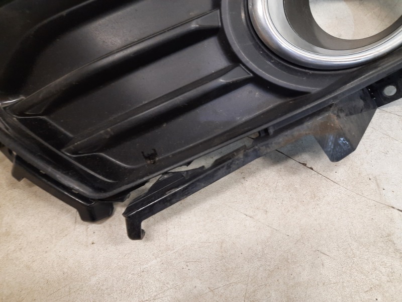 Рамка противотуманной фары правой