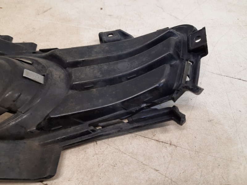 Рамка противотуманной фары правой