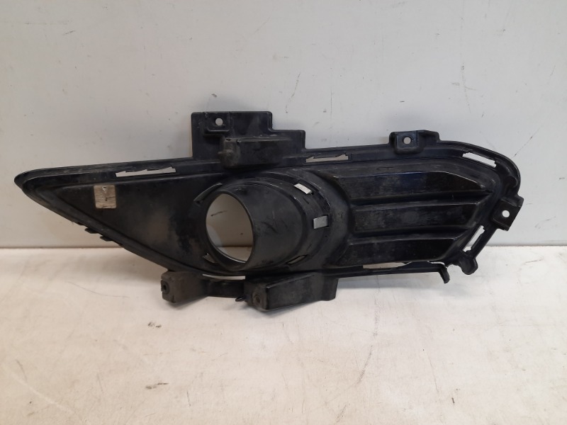 Рамка противотуманной фары правой