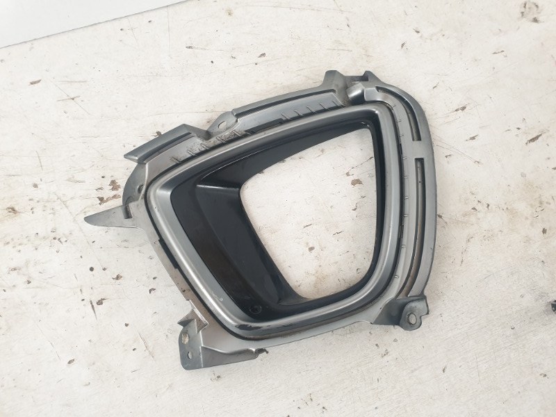 Рамка противотуманной фары левой