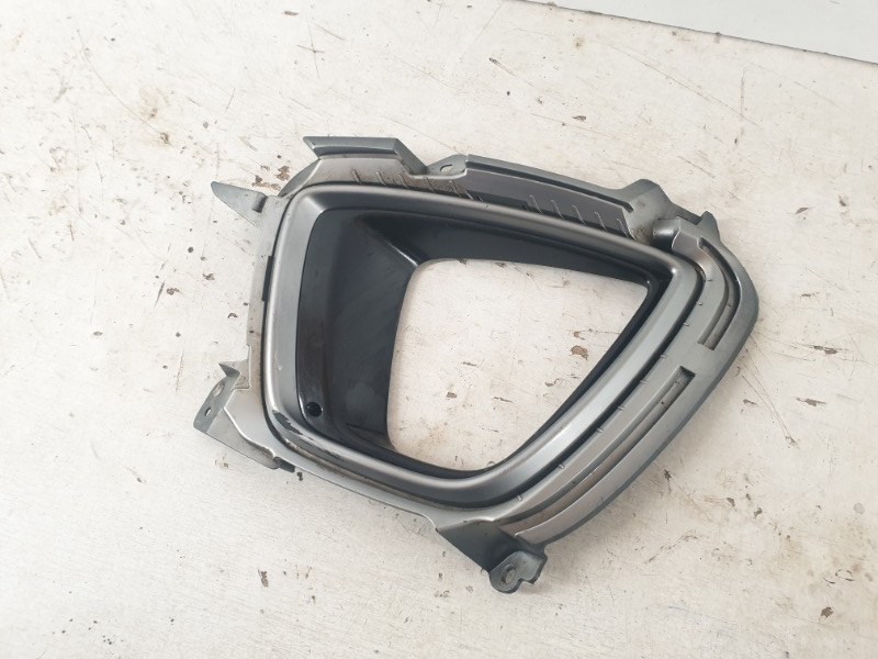 Рамка противотуманной фары левой