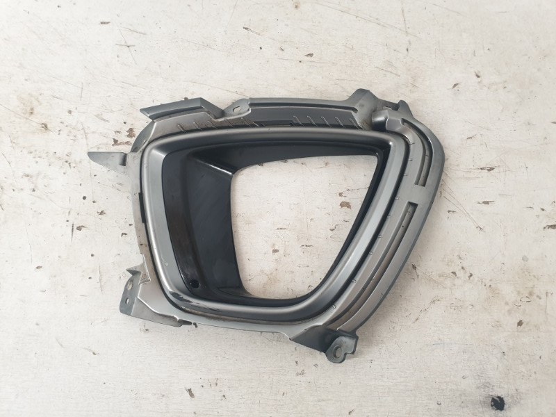 Рамка противотуманной фары левой