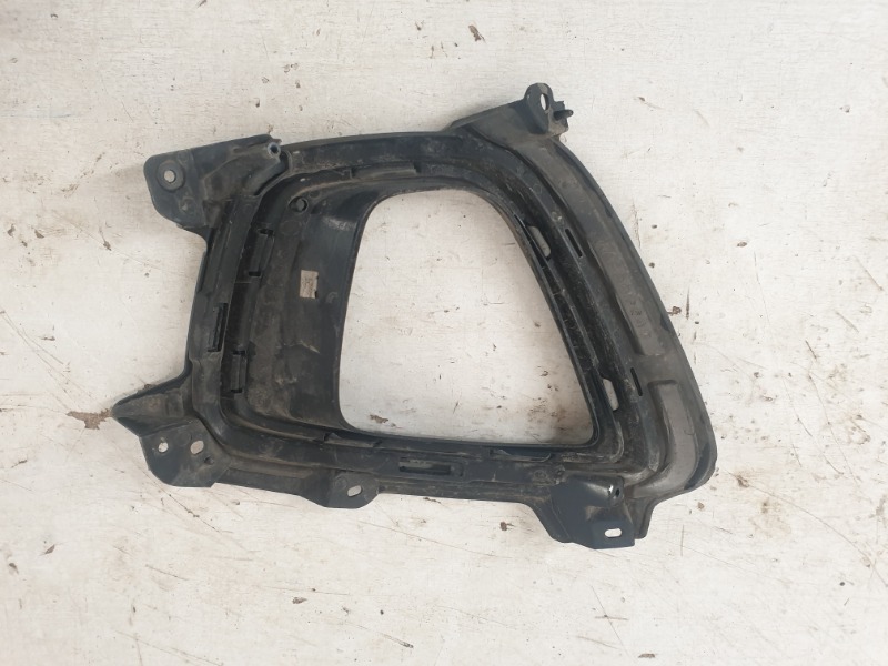 Рамка противотуманной фары левой