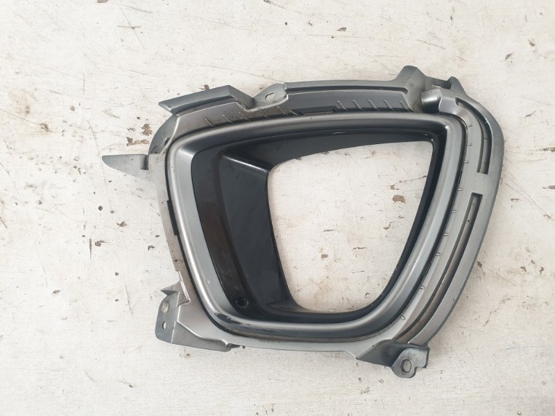 Рамка противотуманной фары левой