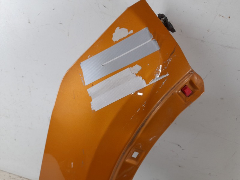 Крыло переднее правое