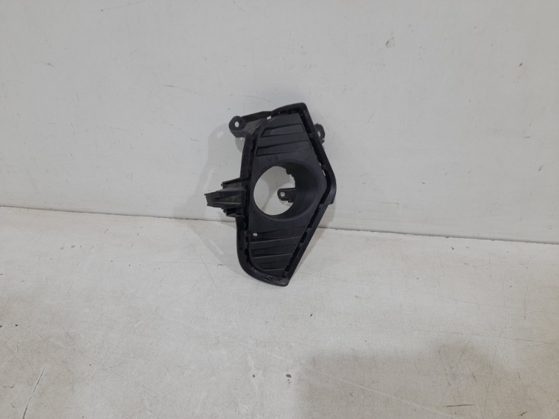 Рамка противотуманной фары правой