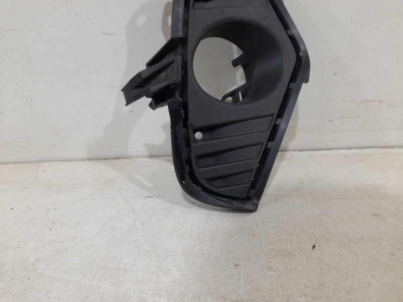 Рамка противотуманной фары правой