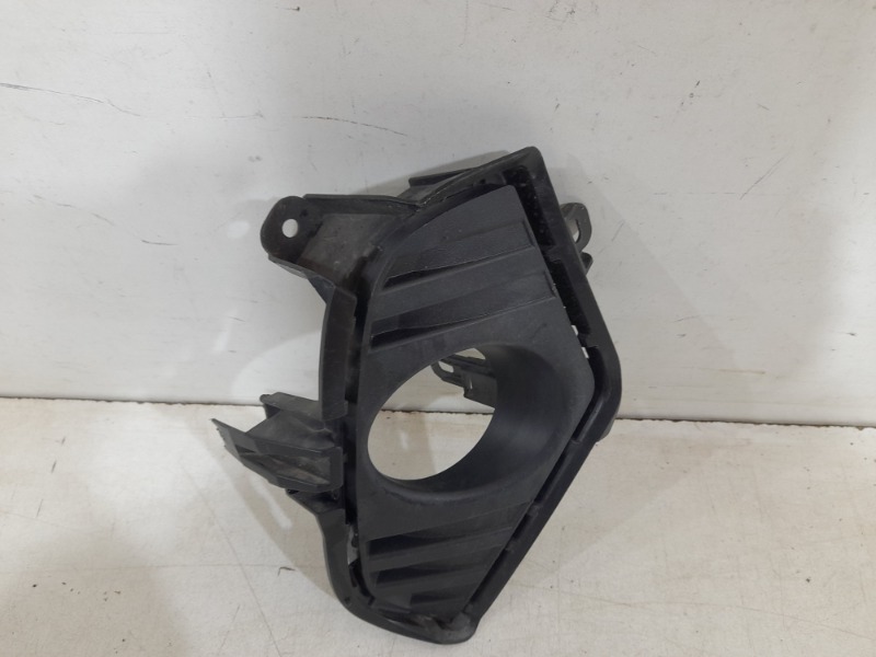 Рамка противотуманной фары правой