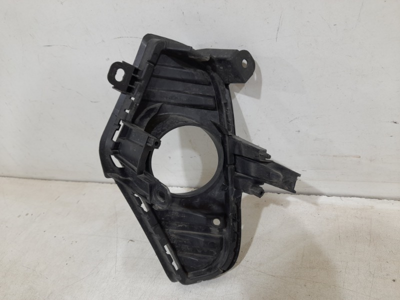 Рамка противотуманной фары правой