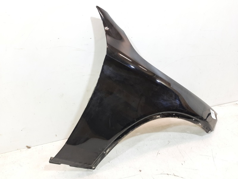 Крыло переднее правое