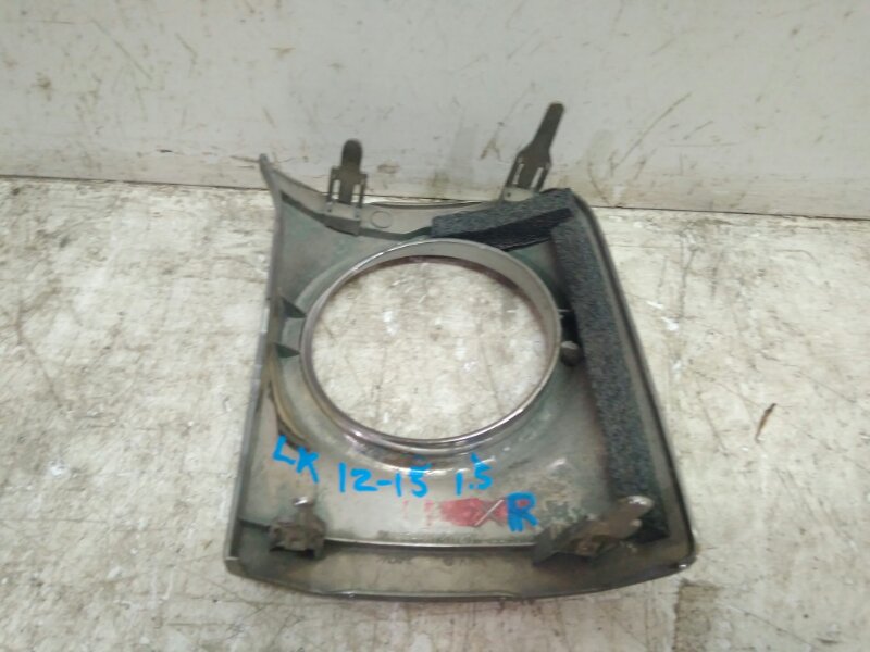 Рамка противотуманной фары правой