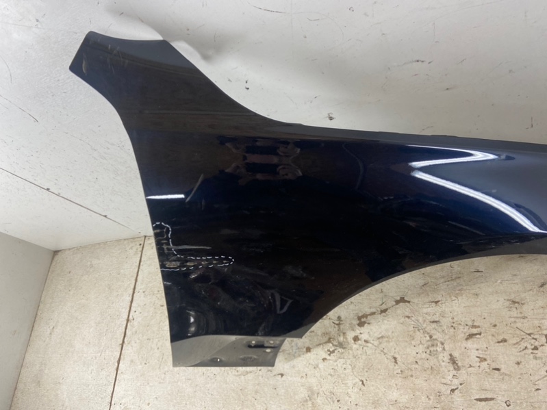 Крыло переднее правое