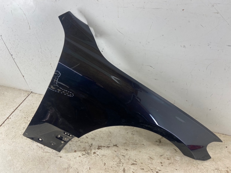 Крыло переднее правое