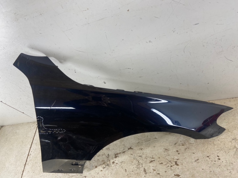 Крыло переднее правое