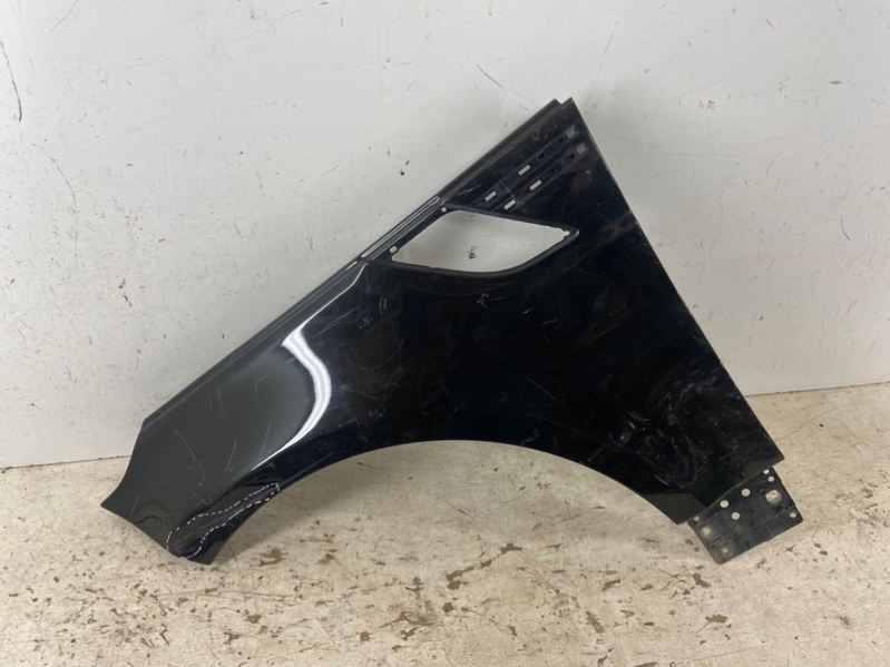 Крыло переднее левое