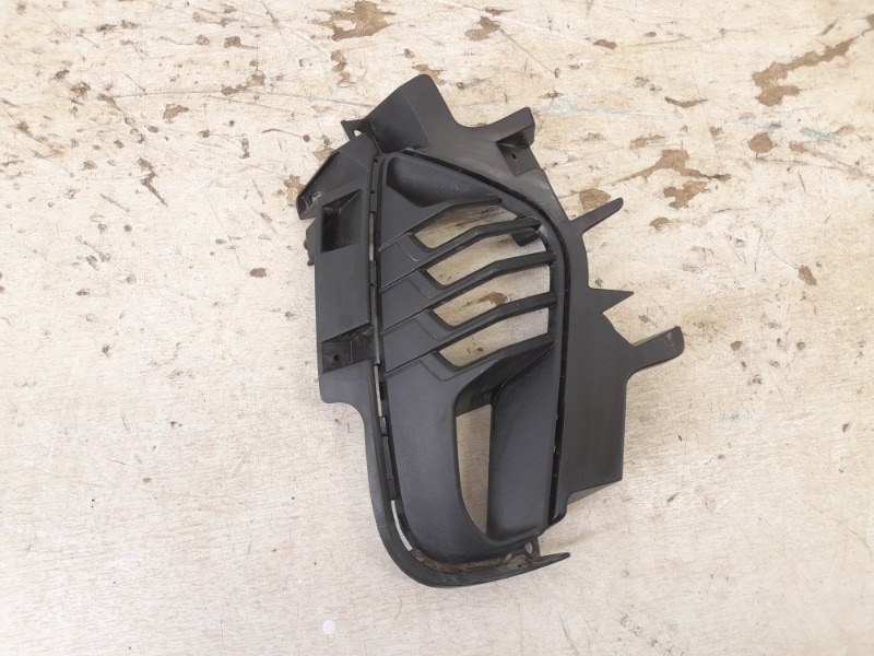 Рамка противотуманной фары правой