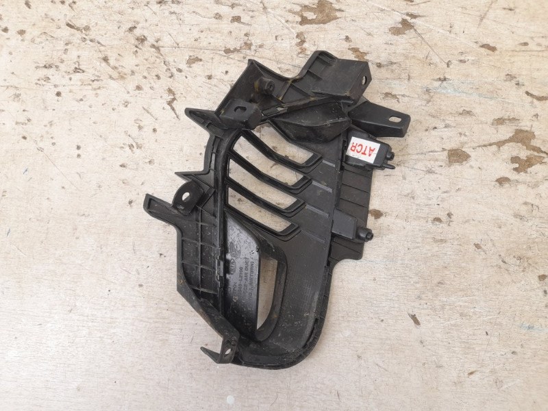 Рамка противотуманной фары правой