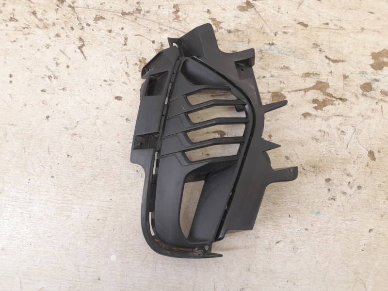 Рамка противотуманной фары правой