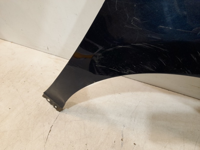 Крыло переднее правое