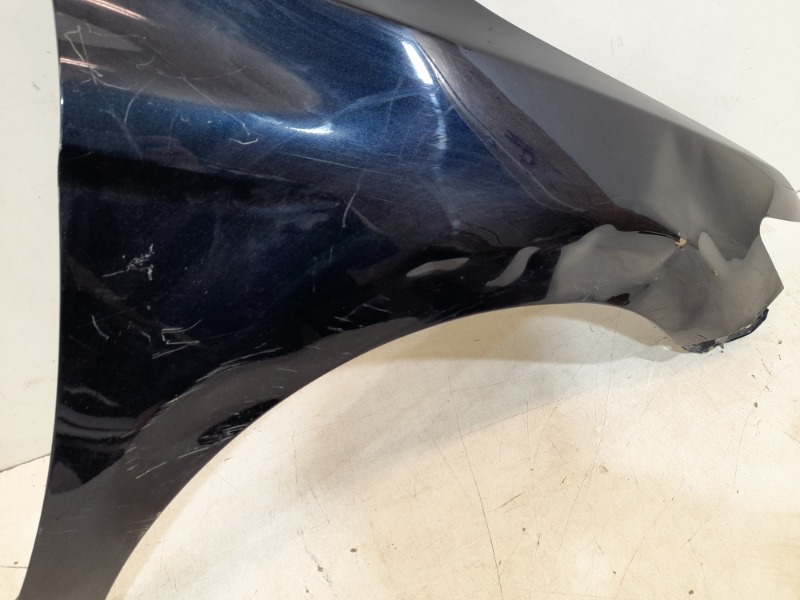 Крыло переднее правое