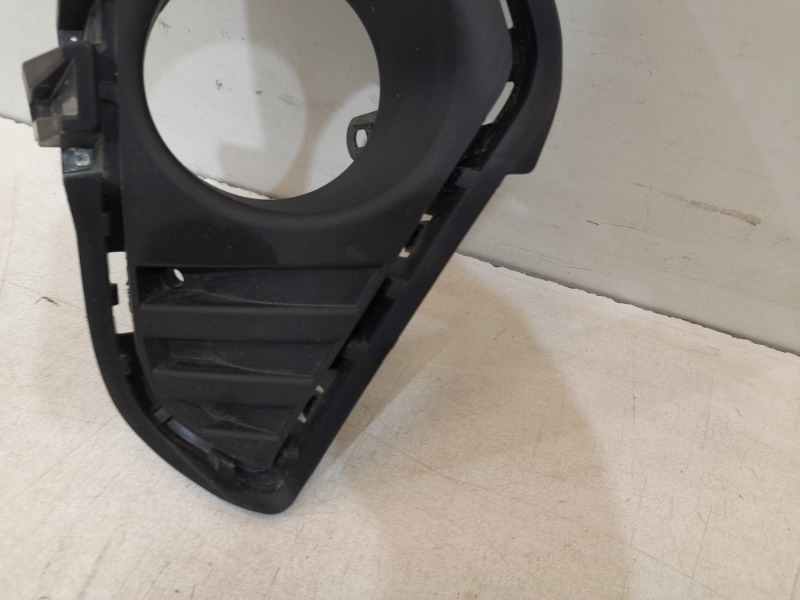 Рамка противотуманной фары правой