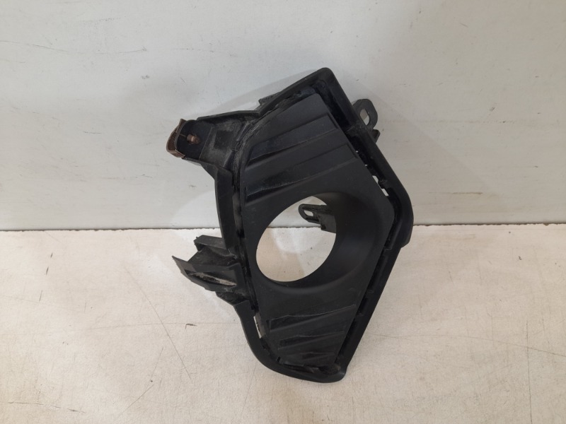 Рамка противотуманной фары правой