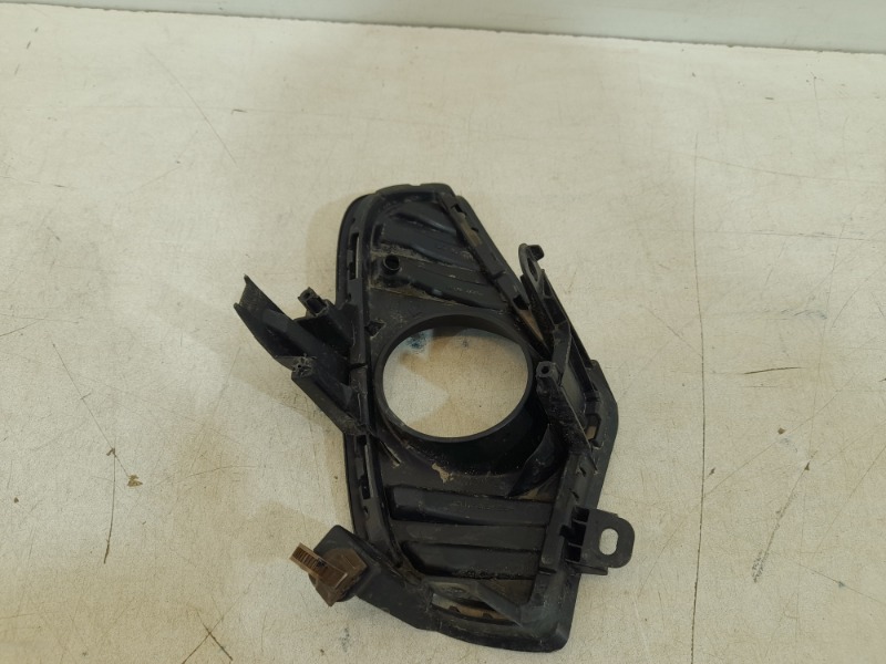 Рамка противотуманной фары правой