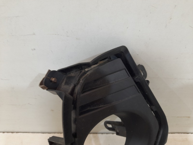 Рамка противотуманной фары правой