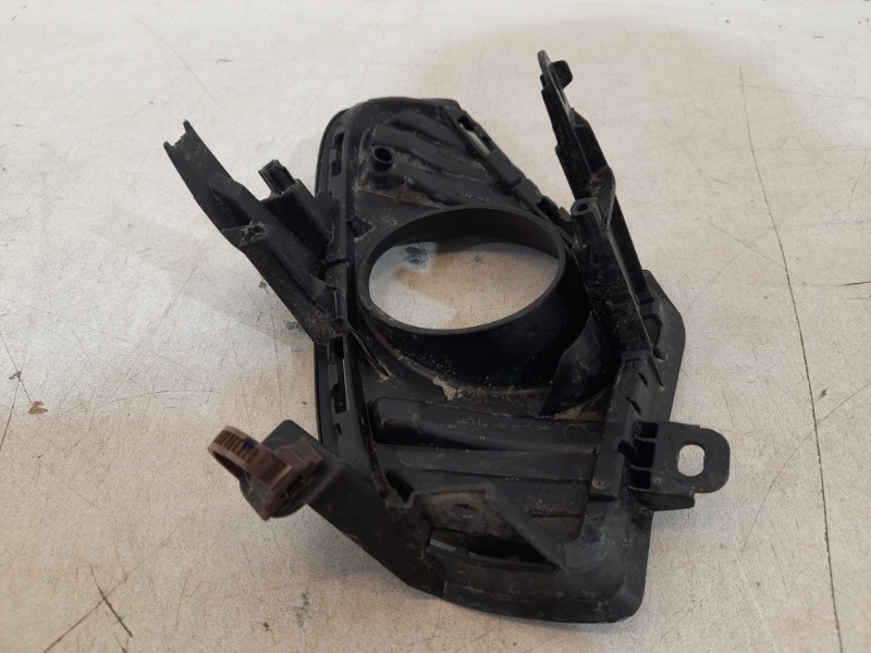 Рамка противотуманной фары правой