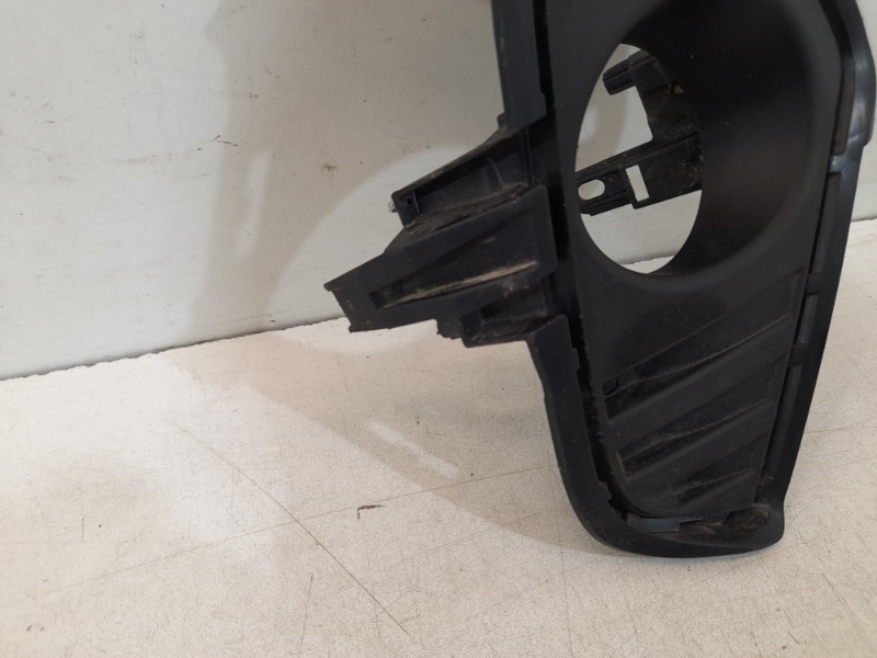 Рамка противотуманной фары правой