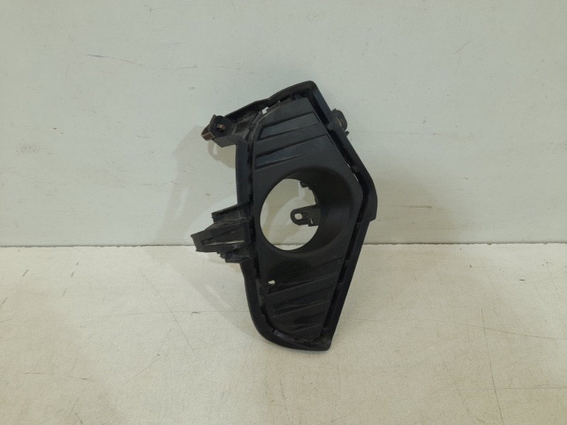 Рамка противотуманной фары правой