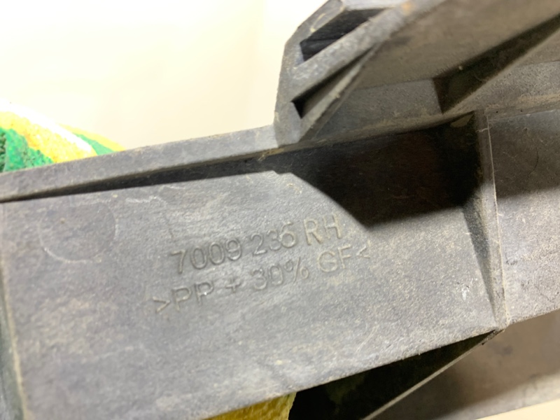 Кронштейн фар правый