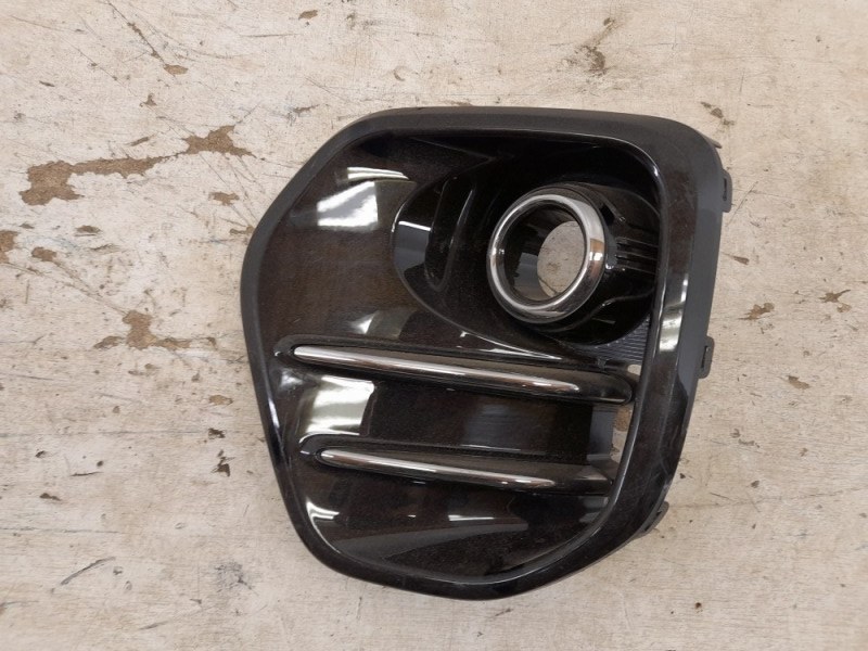 Рамка противотуманной фары левой