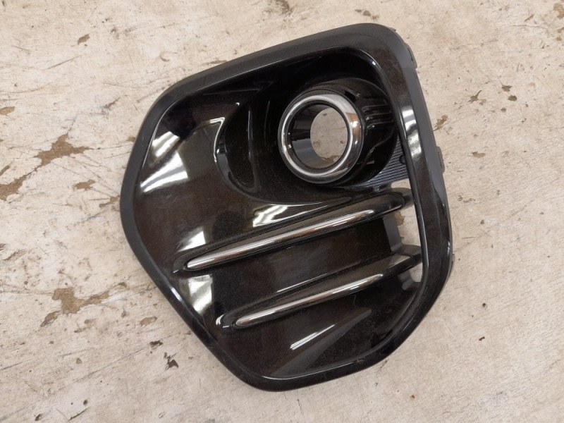 Рамка противотуманной фары левой