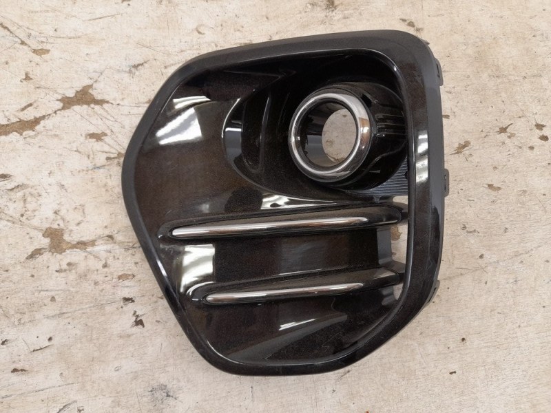 Рамка противотуманной фары левой