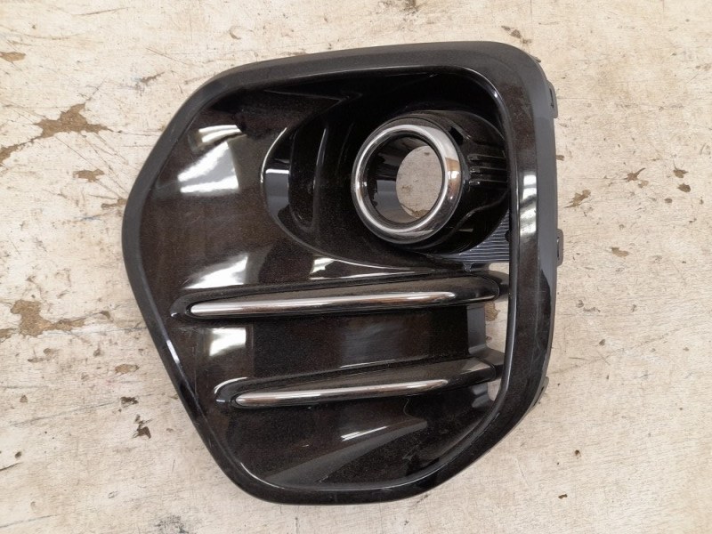 Рамка противотуманной фары левой