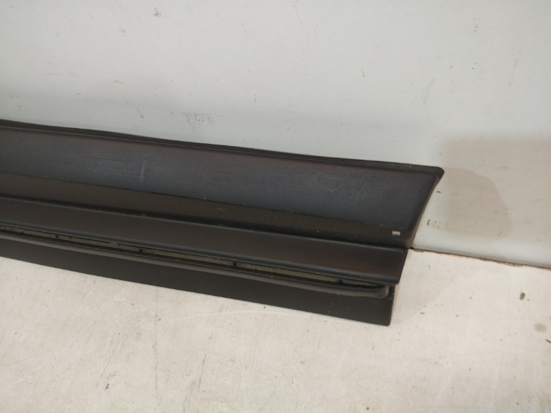 Накладка двери передней правой