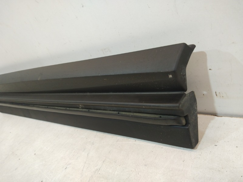 Накладка двери передней правой