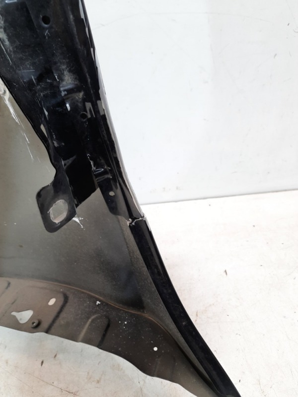 Крыло переднее правое